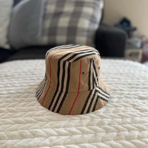 Burberry bucket hat - Picture 2 of 5